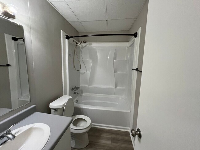 Foto del edificio - 142 Goshen Rd