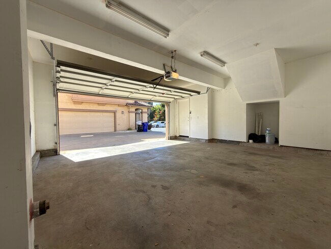 Cochera - 300 Presidio St