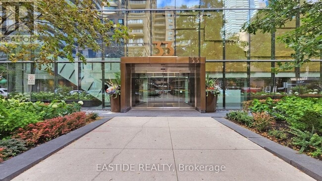 Building Photo - 33 Charles St E