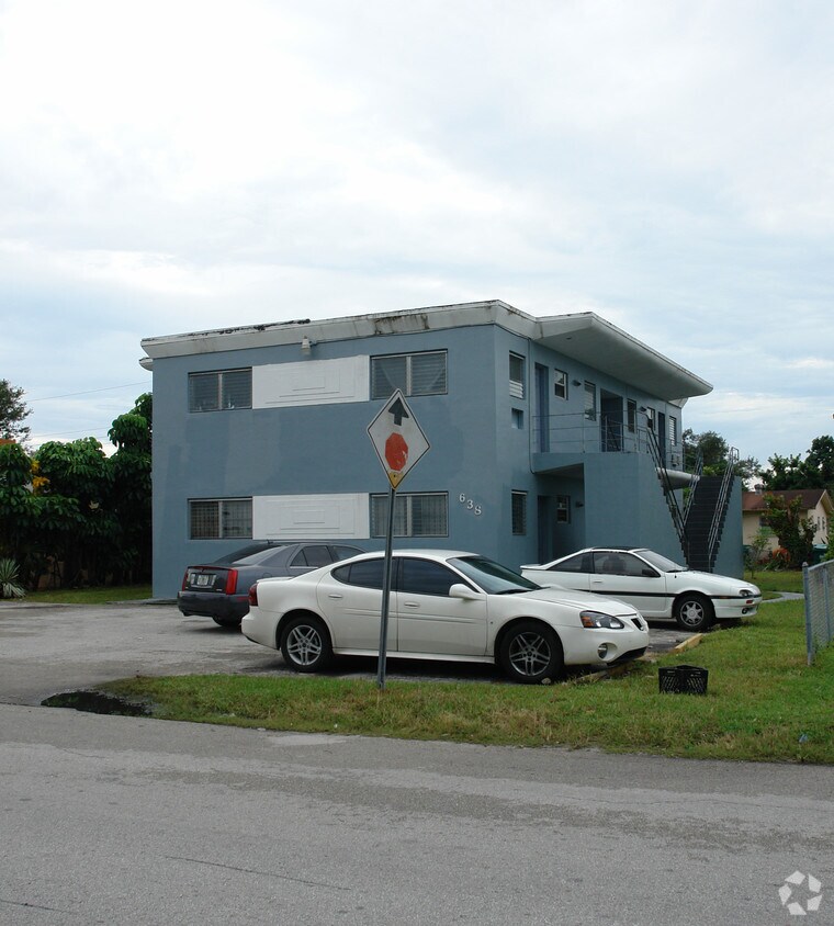 Foto del edificio - 638 NE 166th St