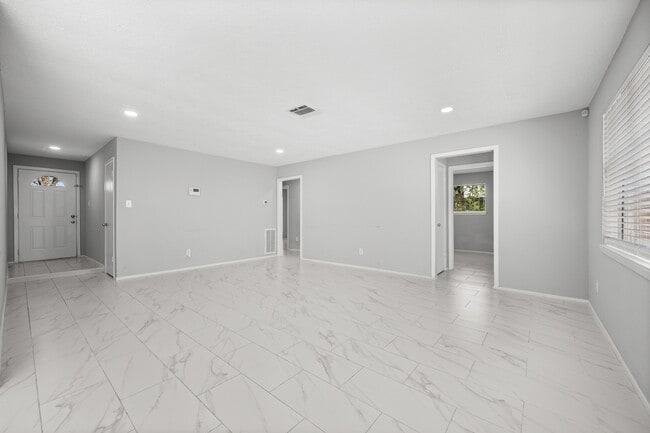 Building Photo - 13527 Montaigne Dr