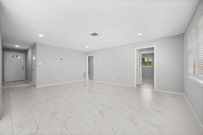 Foto del edificio - 13527 Montaigne Dr