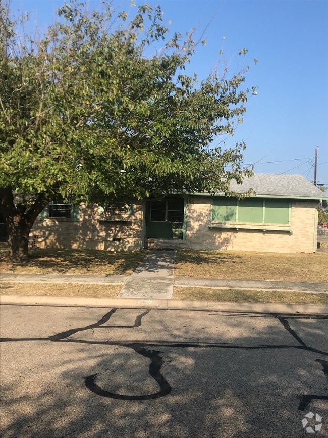 Building Photo - 1105 Pine Dr