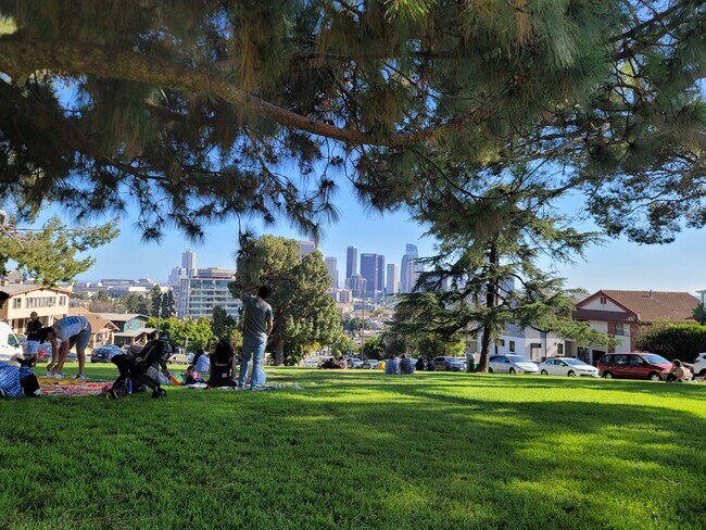 Live atop Everett park with amazing views - 1080 Everett Plz