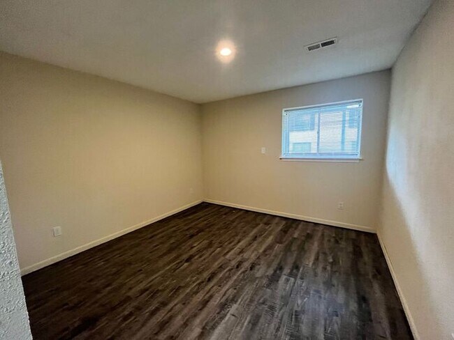 Foto del edificio - Updated 2 bed/2 bath townhome with garage ...
