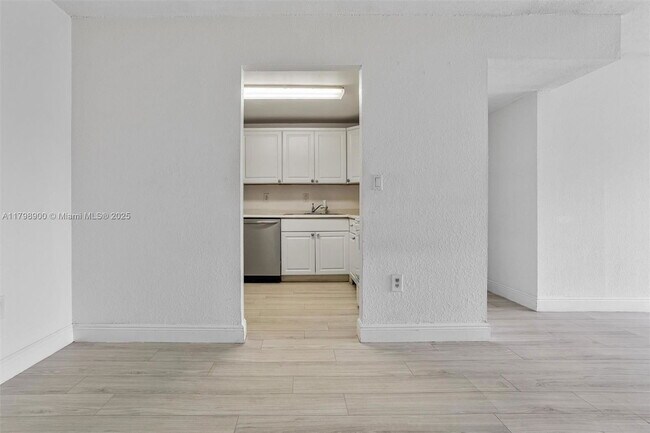 Foto del edificio - 4900 NW 79th Ave