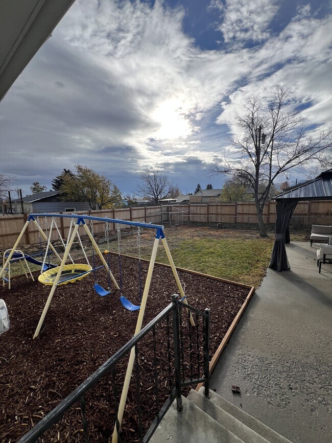 Foto del edificio - 911 Idlewilde Ct