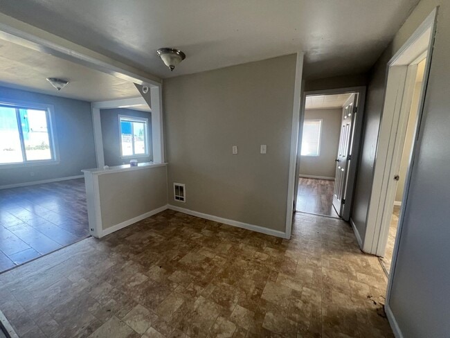Foto del edificio - Spacious 3-Bedroom Home with Garage & Bonus Studio Space