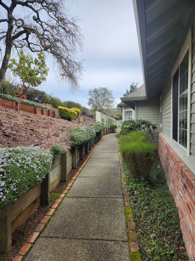 Foto del edificio - "Must See" House in Oakmont w/beautiful vi...