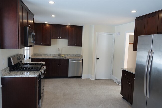 Building Photo - 6 Pondover Rd