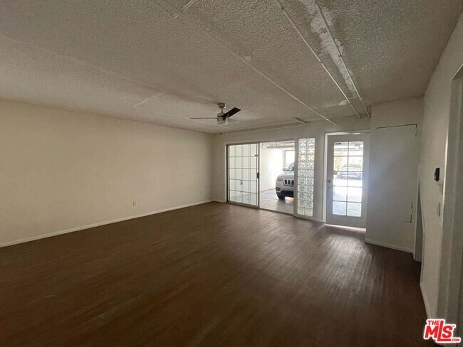 Foto del edificio - 15033 Sherman Way