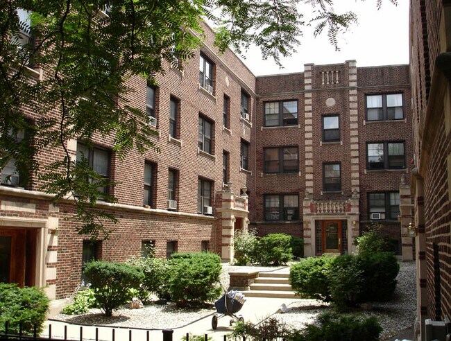 Building Photo - 921 W Oakdale Ave