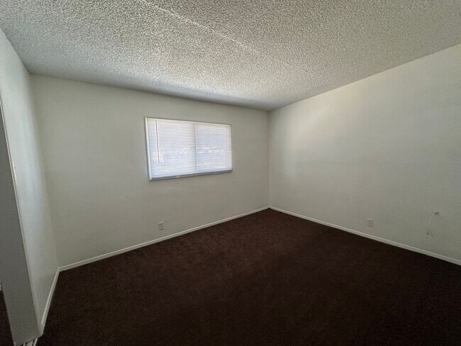 Foto del edificio - Ideal 2-Bed, 1-Bath Apartment with Detached Garage & Expansive Yard