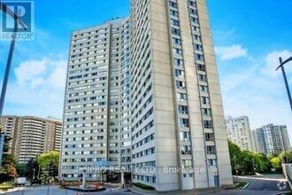 Building Photo - 3700-3700 Kaneff Crescent