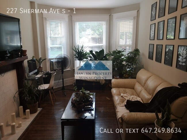 Building Photo - Spacious 1 Bedroom Main Floor