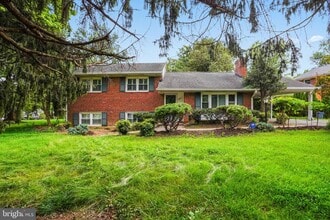 Building Photo - 1415 Mayflower Dr