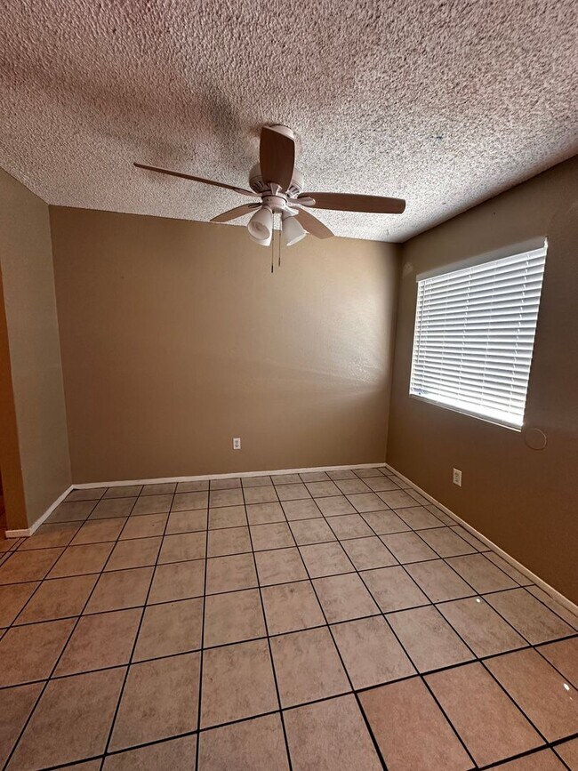 Foto del edificio - 2 Bedroom 1.5 Bathroom Apartment Available...