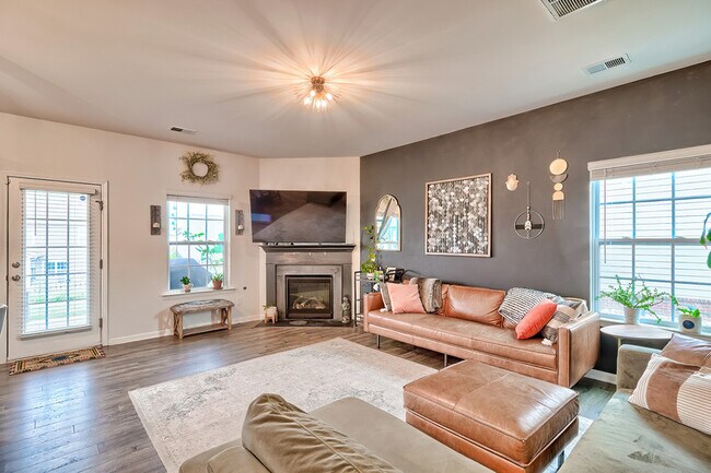 Building Photo - 310 Tulip Way