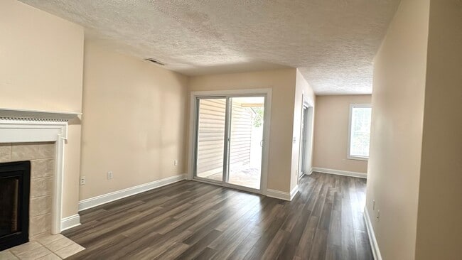 Building Photo - Huff Heritage Townhome  3 Bed, 2.5 Bath  A...