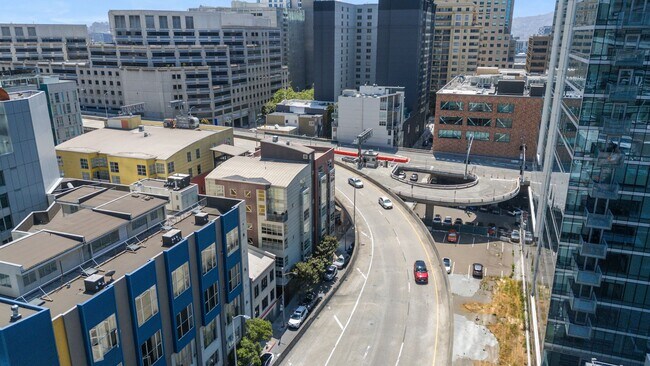 Building Photo - Large Updated SoMa Apartment!