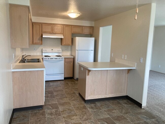 Building Photo - Three Bedroom Duplex in Keizer, Landcaping...
