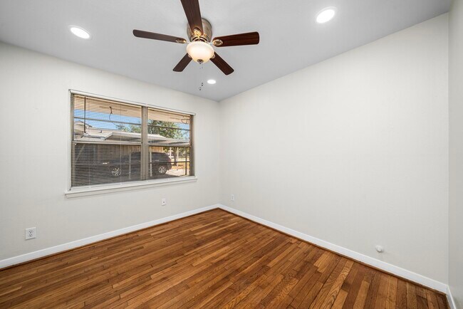Foto del edificio - 9614 Long Branch Ln
