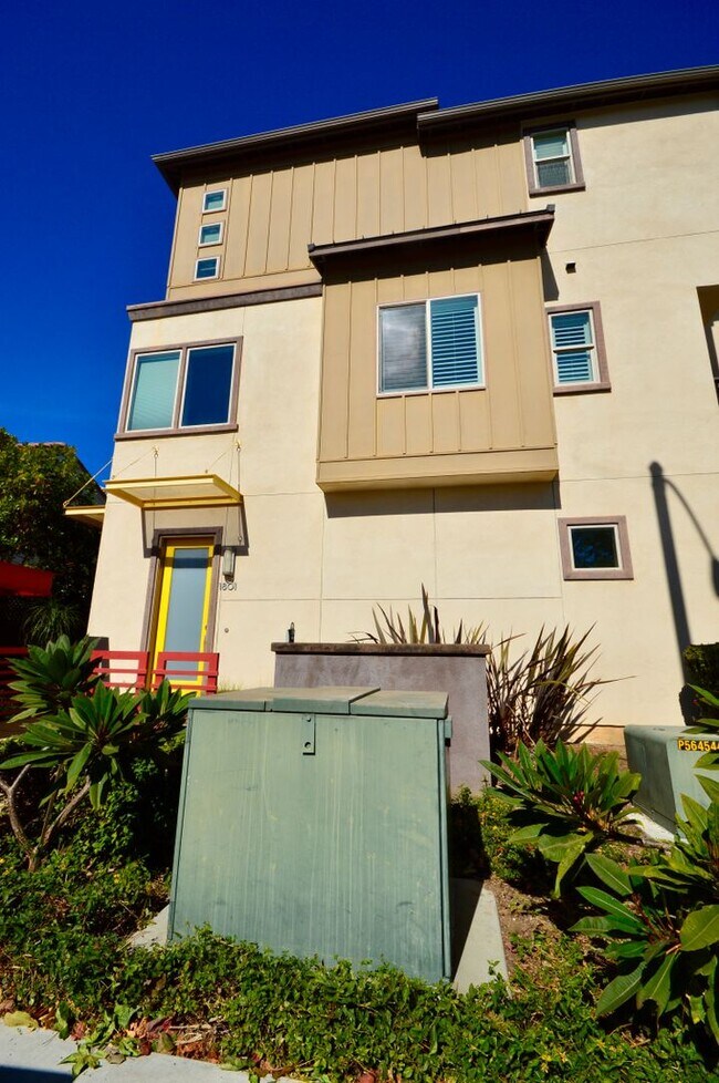 Building Photo - 2 Bedroom Sea House Costa Mesa Home with O...