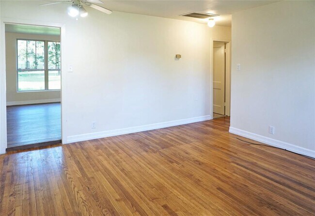 Building Photo - 221 Noras Ln