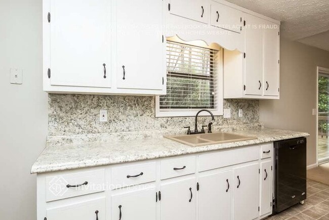 Building Photo - 2460 Deerfield Dr