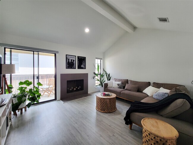 Foto del edificio - 755 Bering Dr