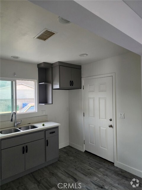 Building Photo - 1020 W 47th St