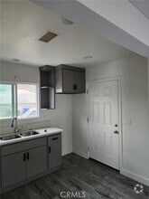 Building Photo - 1020 W 47th St