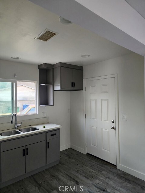 Foto principal - 1020 W 47th St