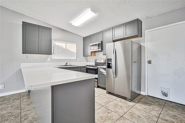 Foto del edificio - 4652 Troy Pl