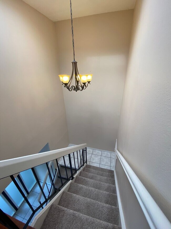 Building Photo - Beautiful 3 bed, 2 bath Townhome close to USD and Mission Valley!