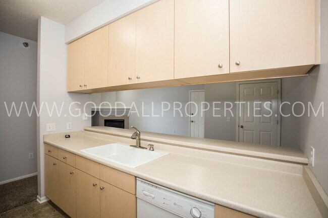 Foto del edificio - 3 bedroom 2 bath Low-Maintenance Waukee Condo with Garage
