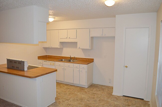 Building Photo - 6312 Cliffside Dr