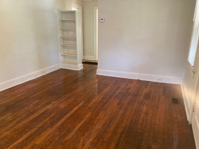 Building Photo - PRE-LEASING FOR AUGUST 2026! Walkable to C...