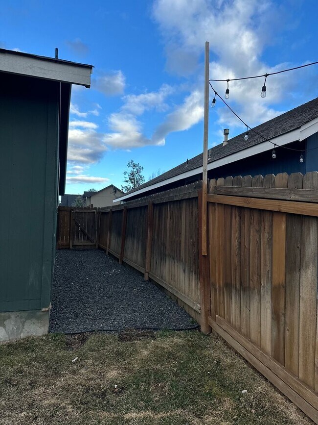 Foto del edificio - Lovely SE Single Story 3 Bedroom Home with Office!