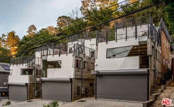 Building Photo - 8872 Wonderland Ave