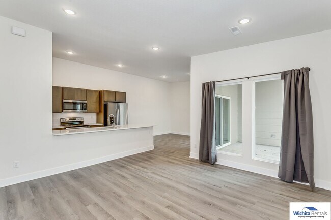 Building Photo - 3 bed, 2 bath duplex SE Wichita