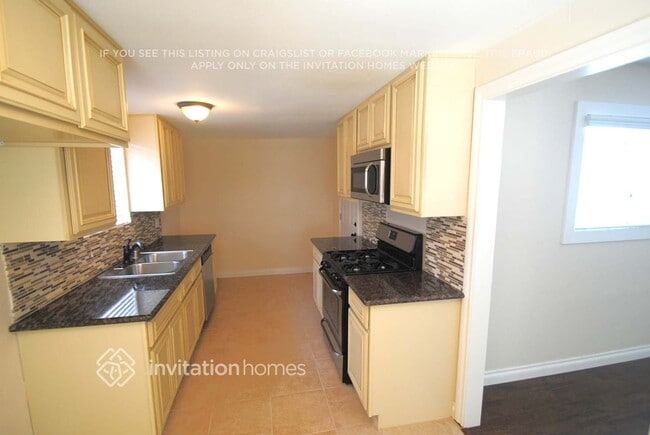 Building Photo - 16751 E Cypress St