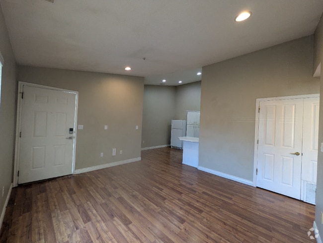 Building Photo - 861 W Columbia Ln