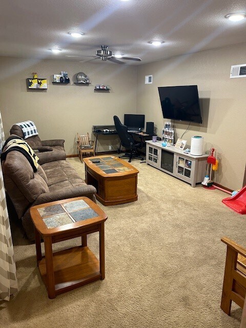Sala de estar en la planta superior - 707 E 7th Ave