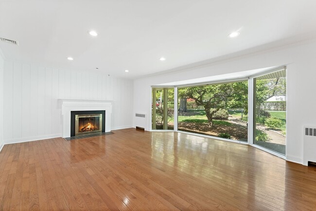 Photo - 128 Moorland Dr (Scarsdale, NY) House