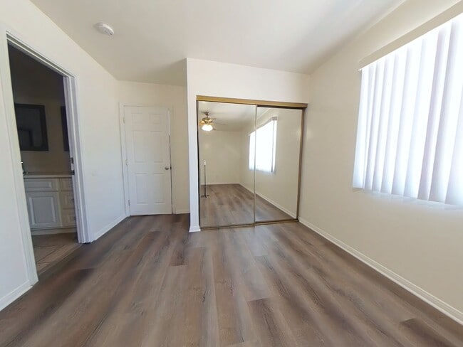 Building Photo - 7 Bedroom 4 Bath Home a hop and a skip to campus- SUPER CLOSE TO CAMPUS!