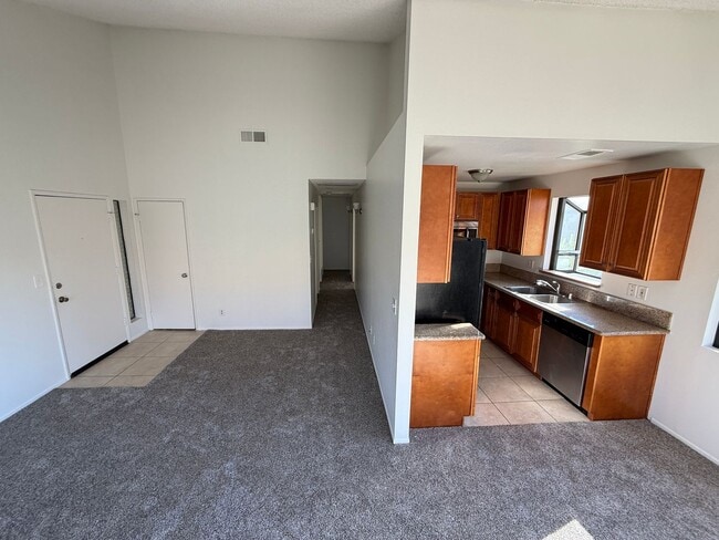 Building Photo - Charming 3-Bedroom Upper-Unit Condo in Can...