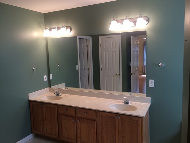 Foto del edificio - 9906 Redbud Tree Ct