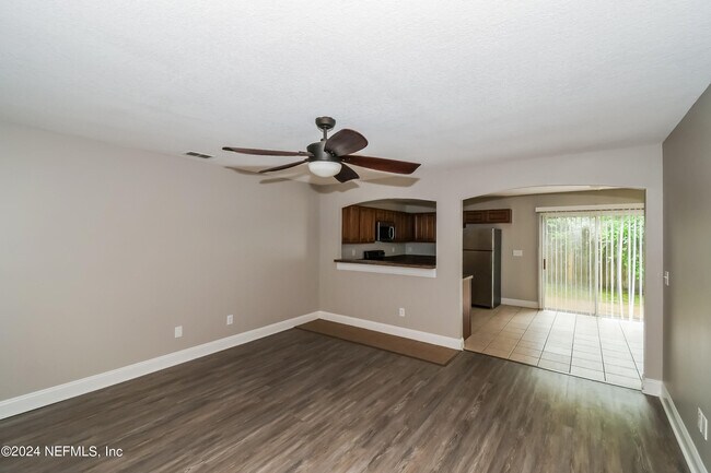 Foto del edificio - 8125 Cahoon Dr W