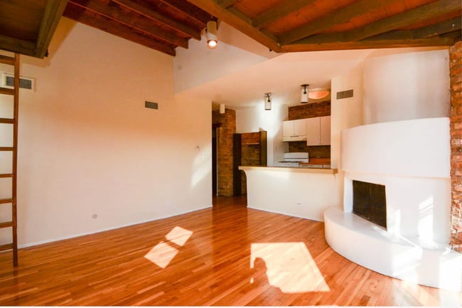 Foto del edificio - 553 W Wellington Ave